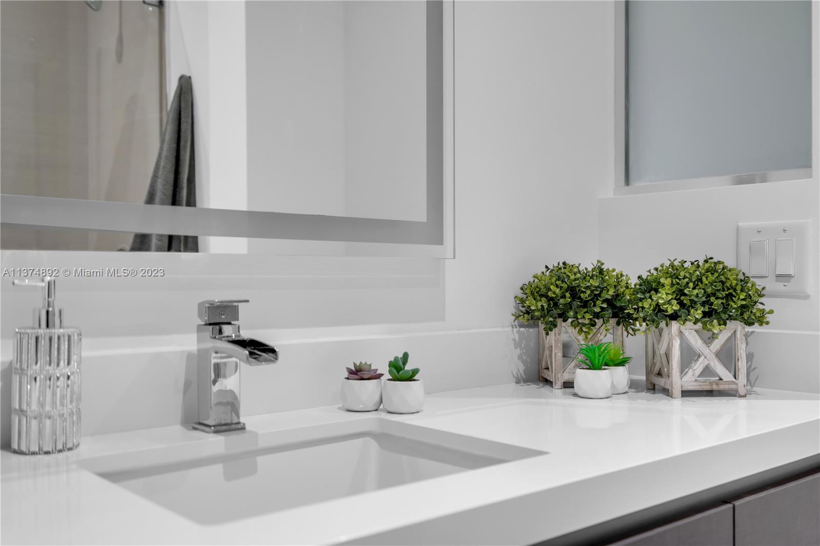 PARAMOUNT MIAMI WORLDCENT - Residential Lease