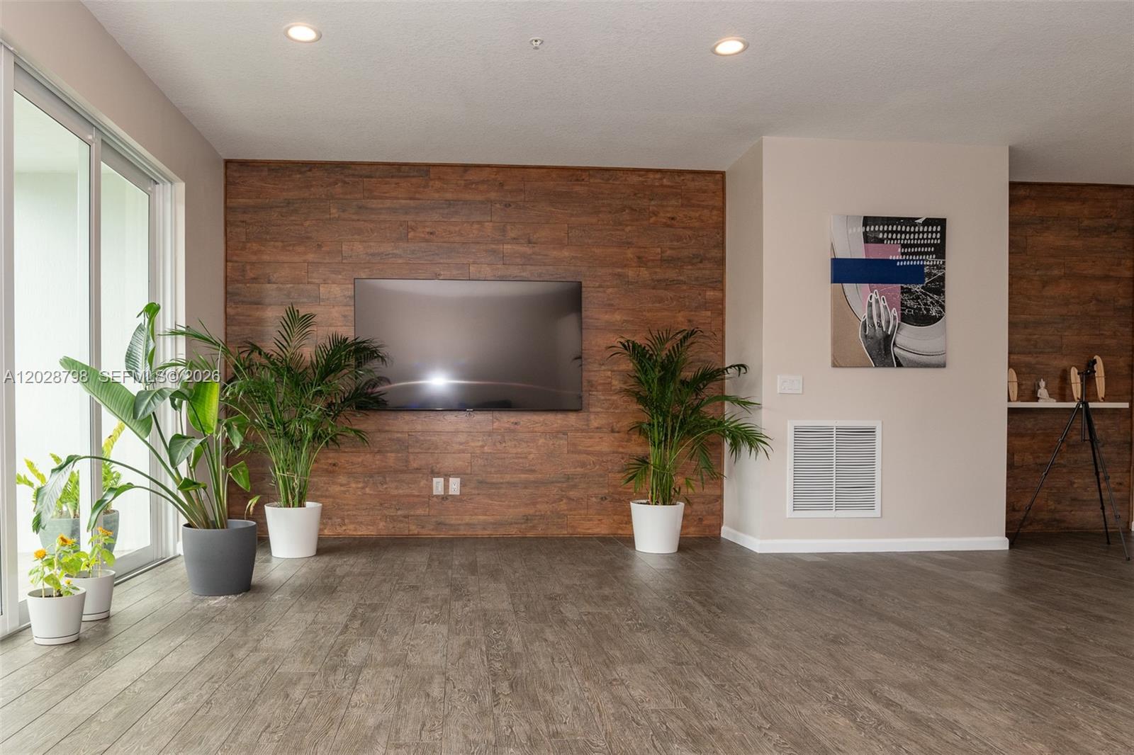 POINTE @ MIDDLE RIVER - Residential