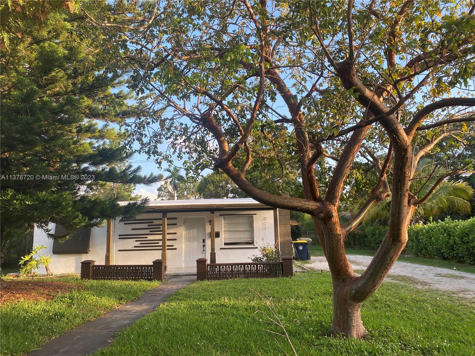Beautiful remodeled 2/2 plus bonus room. Plenty of space for a pool. Bring your RV and Boat. Beautiful kitchen with SS appliances. Gorgeous floors and bathrooms. Summer Kitchen to entertain friends and family. Will not last.