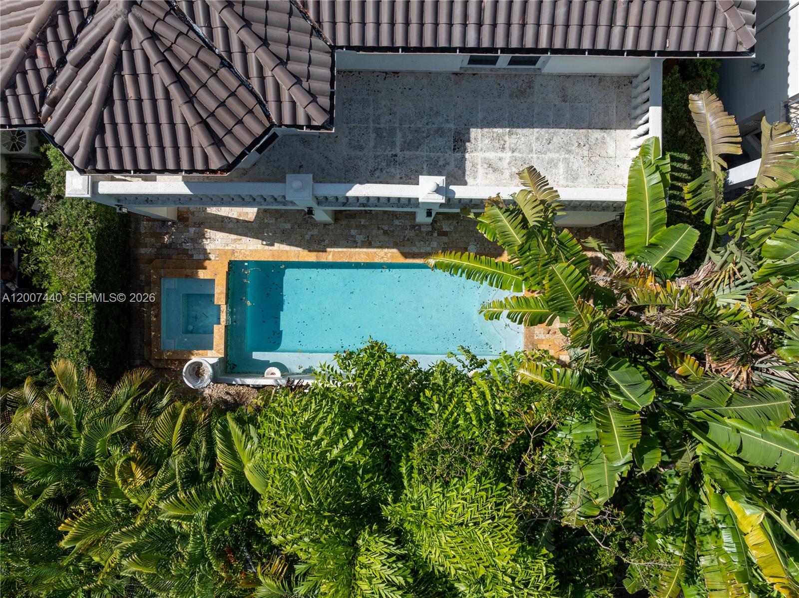 COCONUT GROVE MANOR - Residential