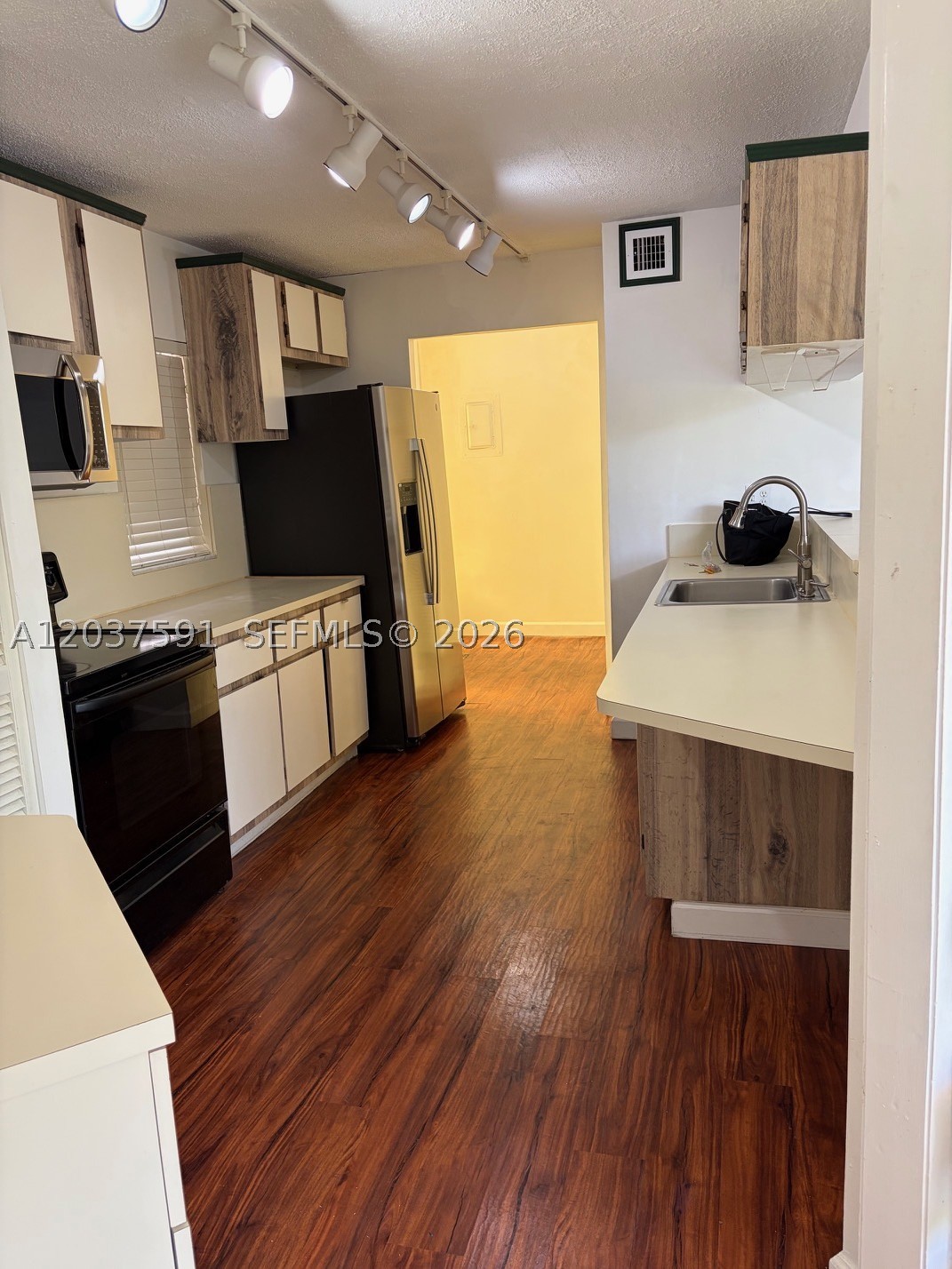 LE CHATEAU CONDO - Residential Lease