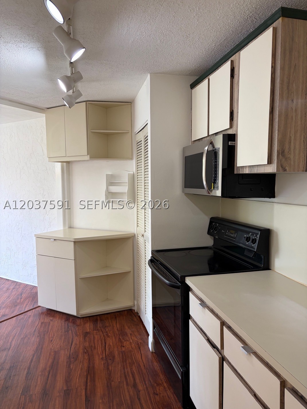 LE CHATEAU CONDO - Residential Lease