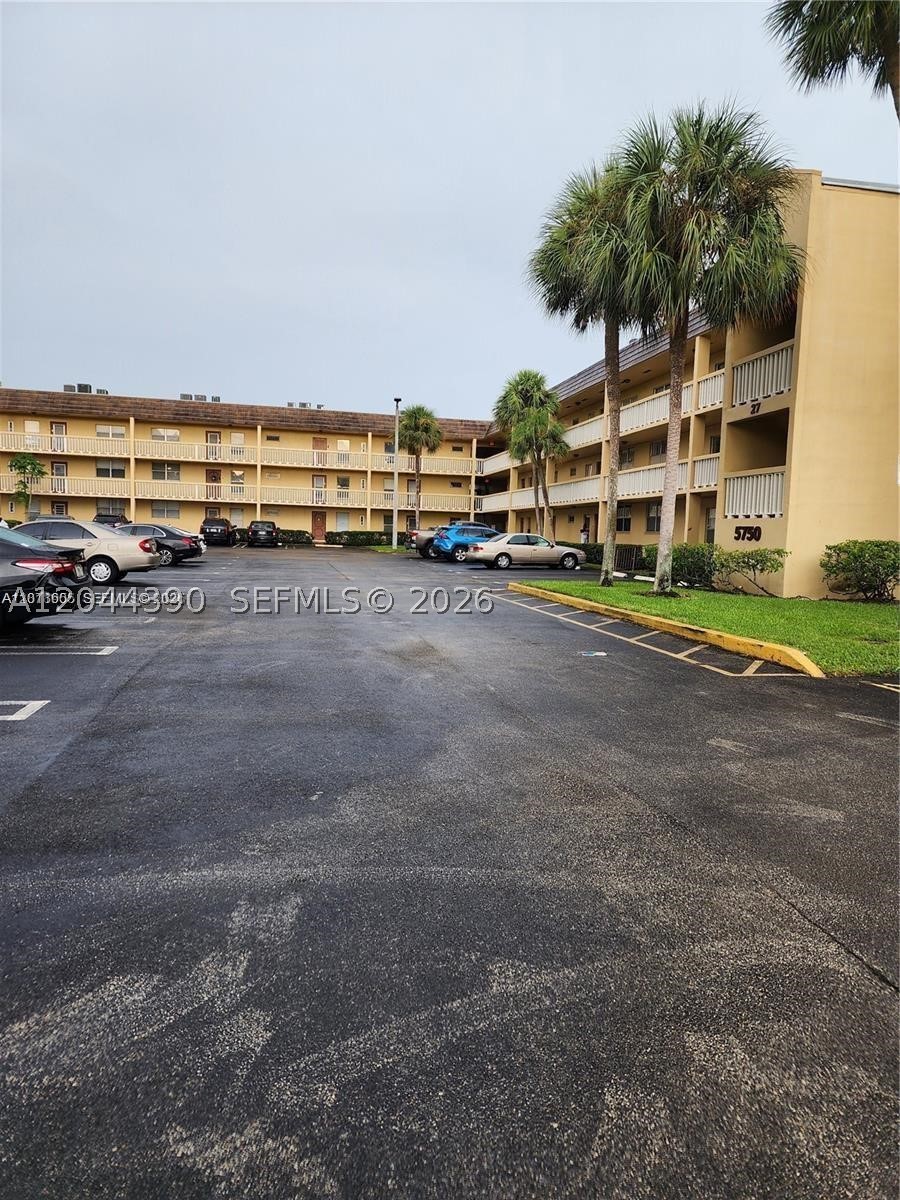 A very nice 2/2 ready to go. nice water view. The seller is motivated. it's easy to show. 20 minutes to the beach and sawgrass mall. According to Bermuda club association one of the residents must be 55+