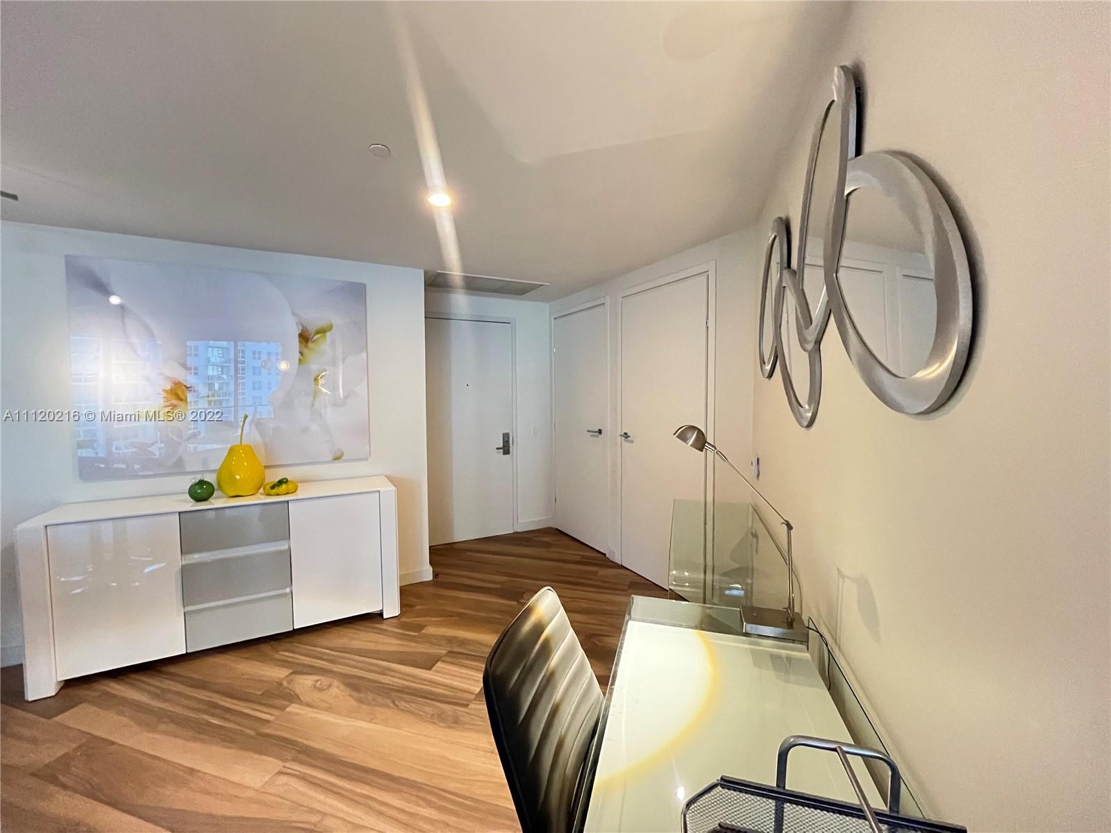TURNKEY Professionally decorated and furnished 2bedroom/2bathroom located in Miami's most desirable
neighborhood. This unit features European cabinets, modern stainless steel appliances, private, spacious balcony
with stunning views of Biscayne and the city. Enjoy the 5-star amenities Brickellhouse offers: 24/7 concierge, valet,
private lounge, lap pool, steam room, children's playroom, luxury spa, fitness center & much more! Unit comes with 2 parking spaces