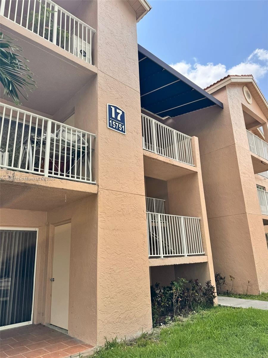 1st month & 1 months security deposit.
HOA approval need it, rental insurance MANDATORY

Police report, personal reference, 3 months bank statement, 4 last paystubs, 
For showings/appointments please Call or text LISTING AGENT, include Realtor license #.
Thank you for showing my listing.
