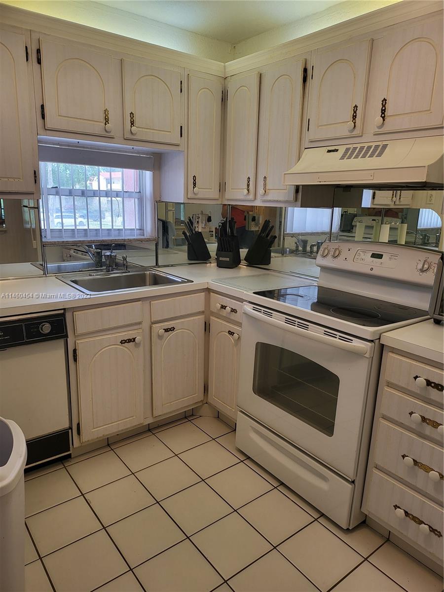 HOLLYBROOK GOLF AND - Residential