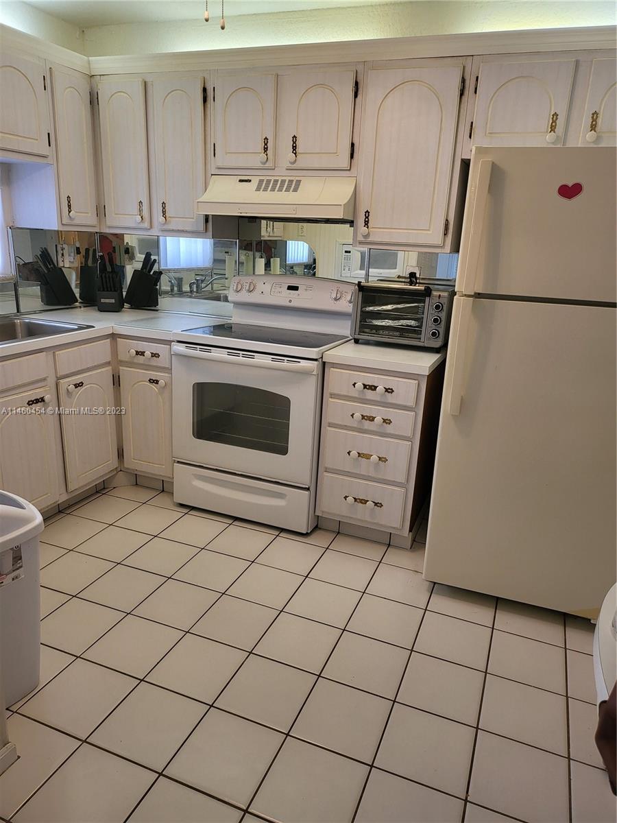 HOLLYBROOK GOLF AND - Residential