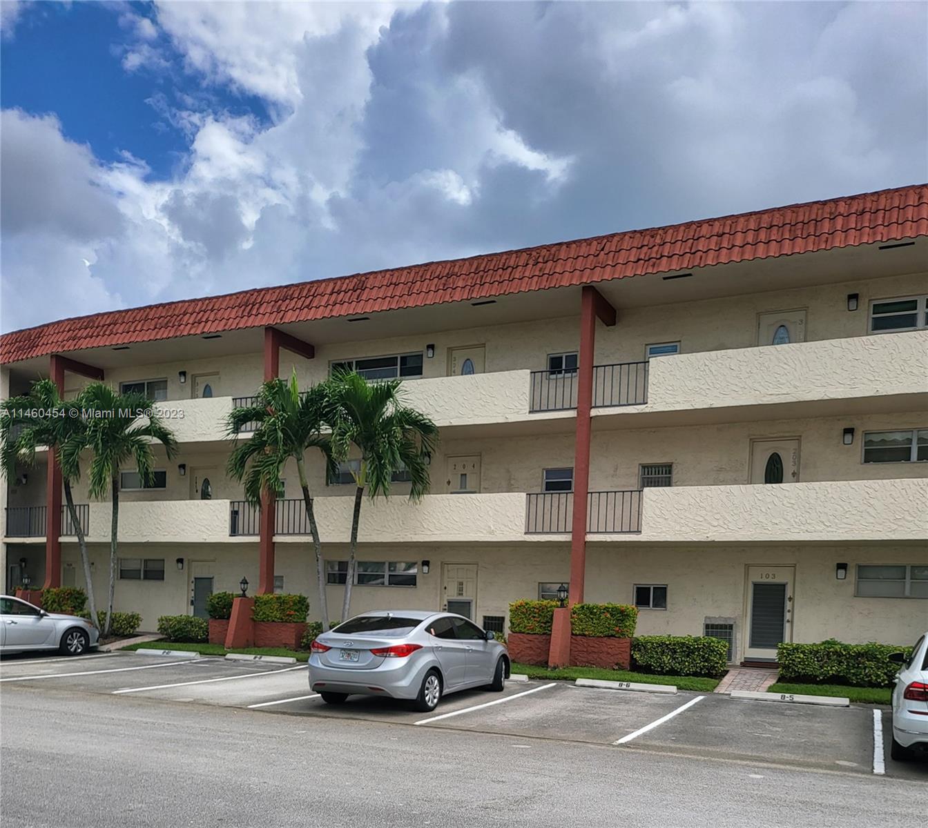 HOLLYBROOK GOLF AND - Residential