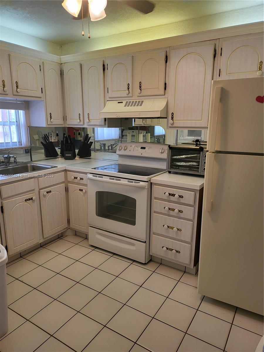 HOLLYBROOK GOLF AND - Residential