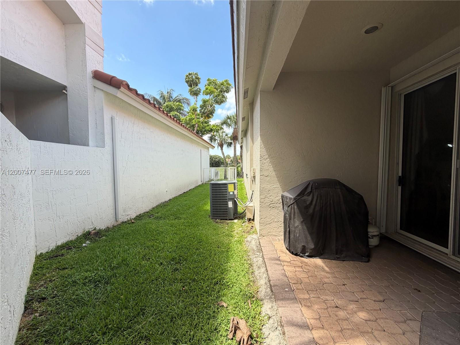 HOLLYWOOD LAKES COUNTRY C - Residential