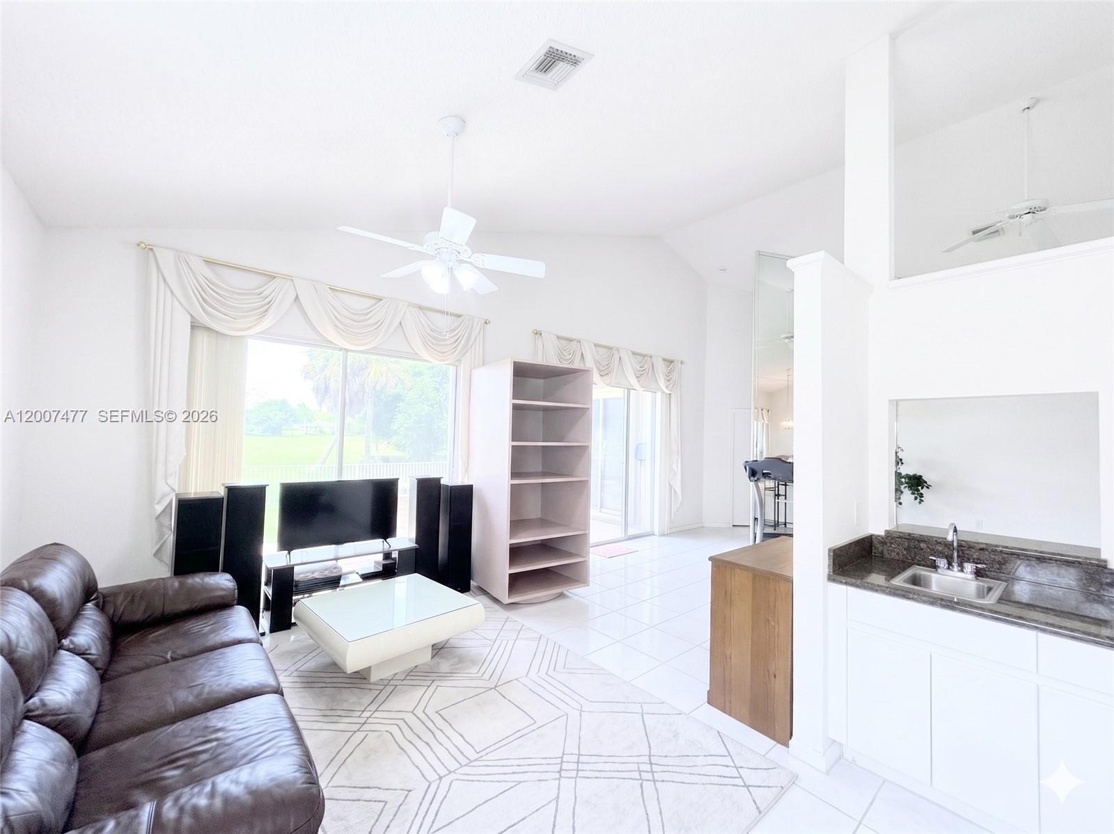 HOLLYWOOD LAKES COUNTRY C - Residential
