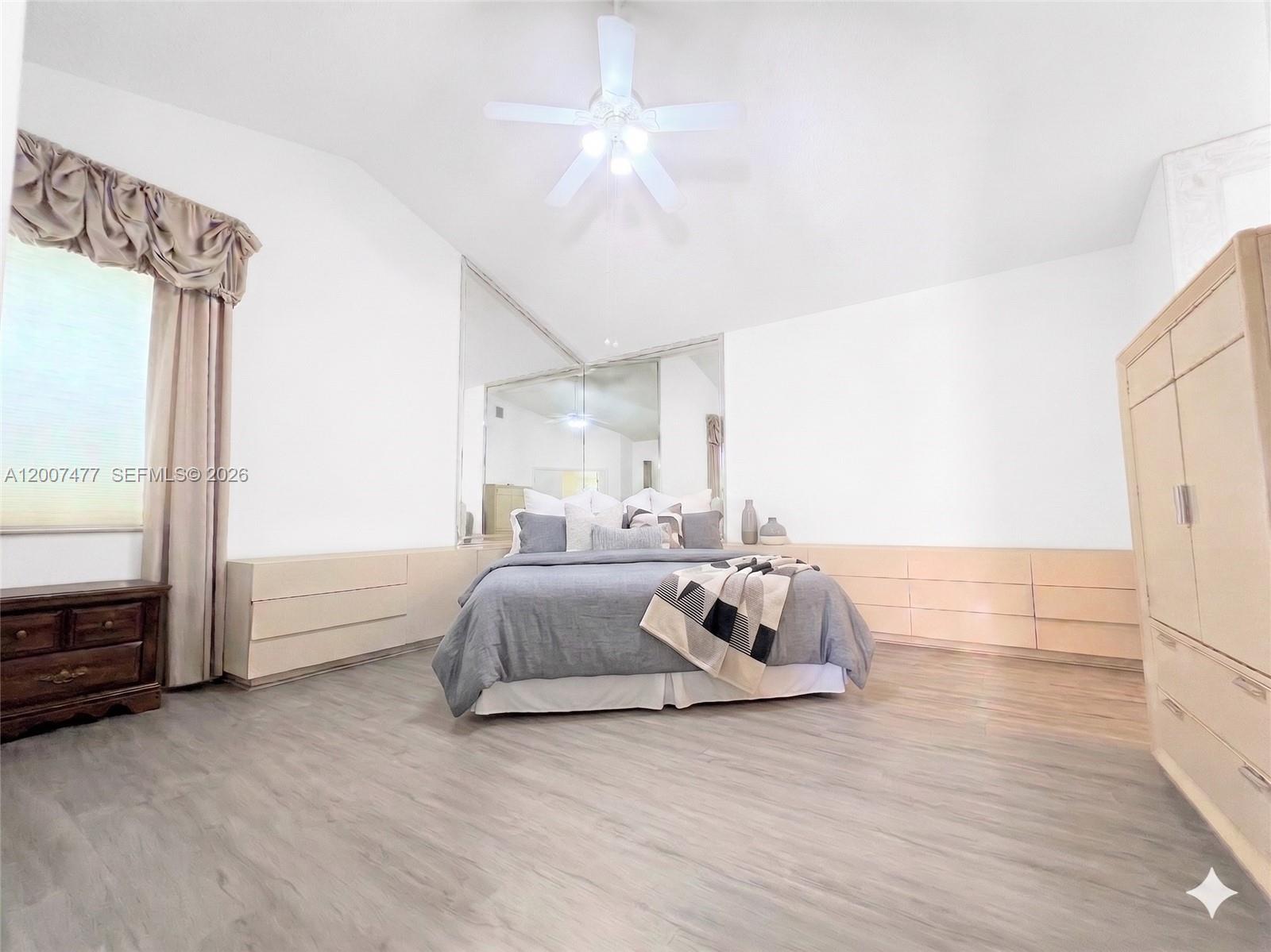HOLLYWOOD LAKES COUNTRY C - Residential