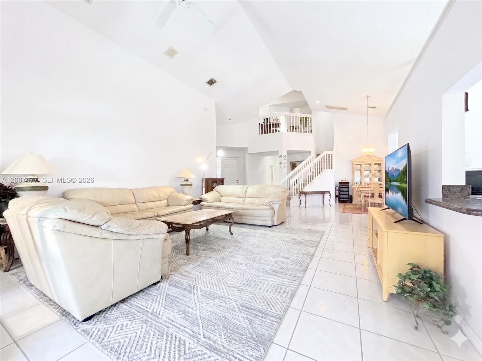 HOLLYWOOD LAKES COUNTRY C - Residential