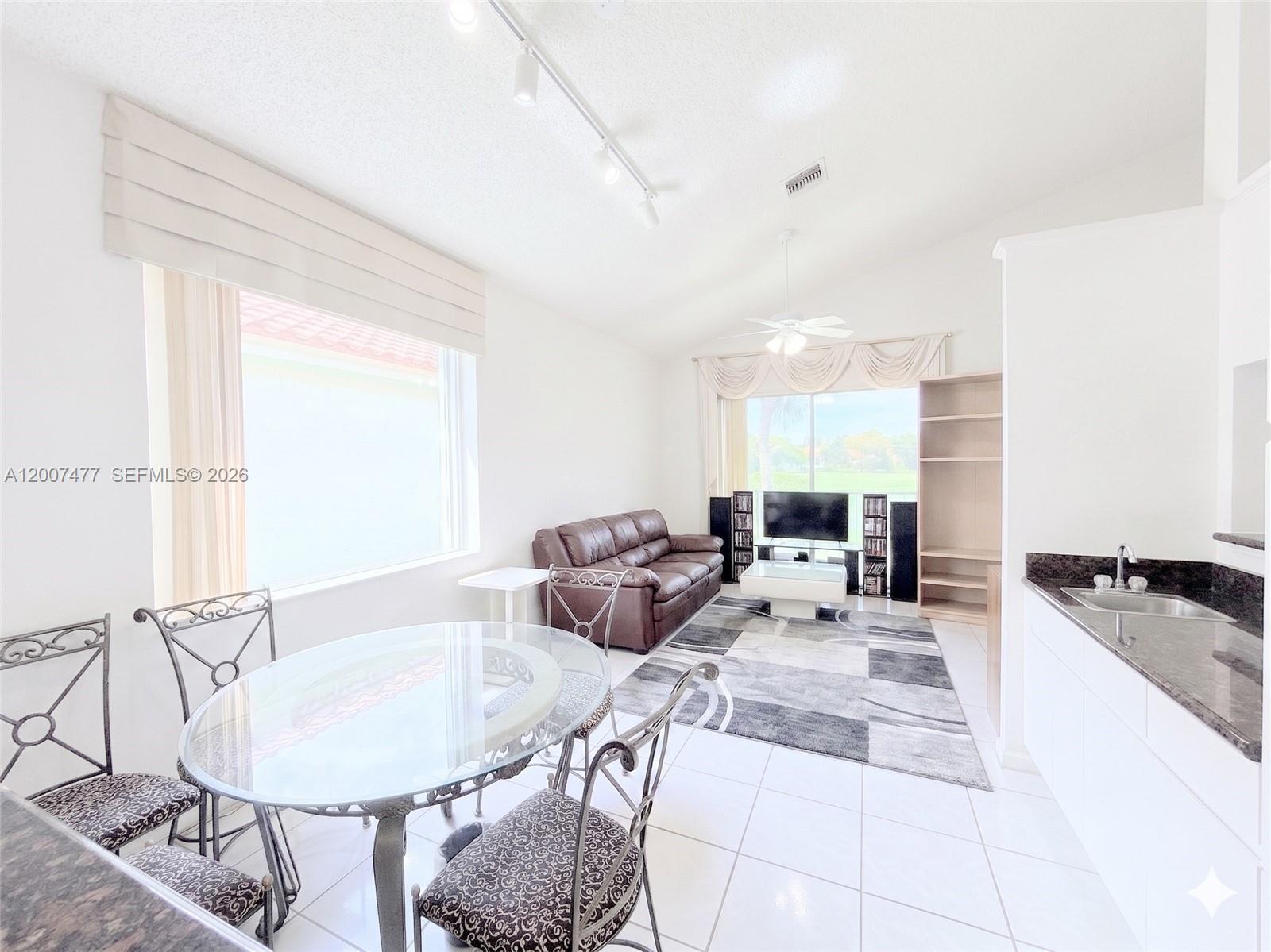 HOLLYWOOD LAKES COUNTRY C - Residential
