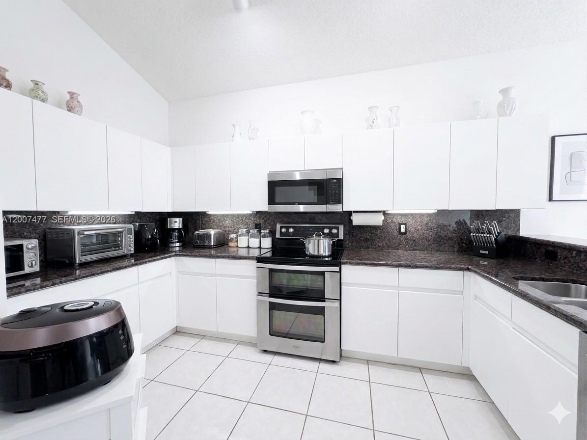 HOLLYWOOD LAKES COUNTRY C - Residential