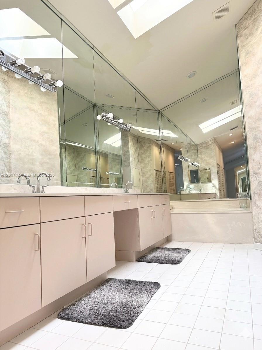 HOLLYWOOD LAKES COUNTRY C - Residential