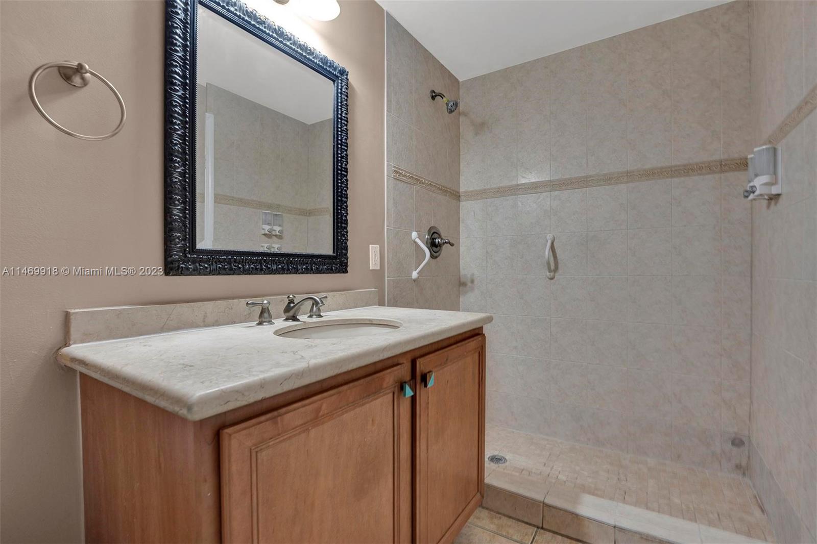 GRANADA GRAND CONDO - Residential