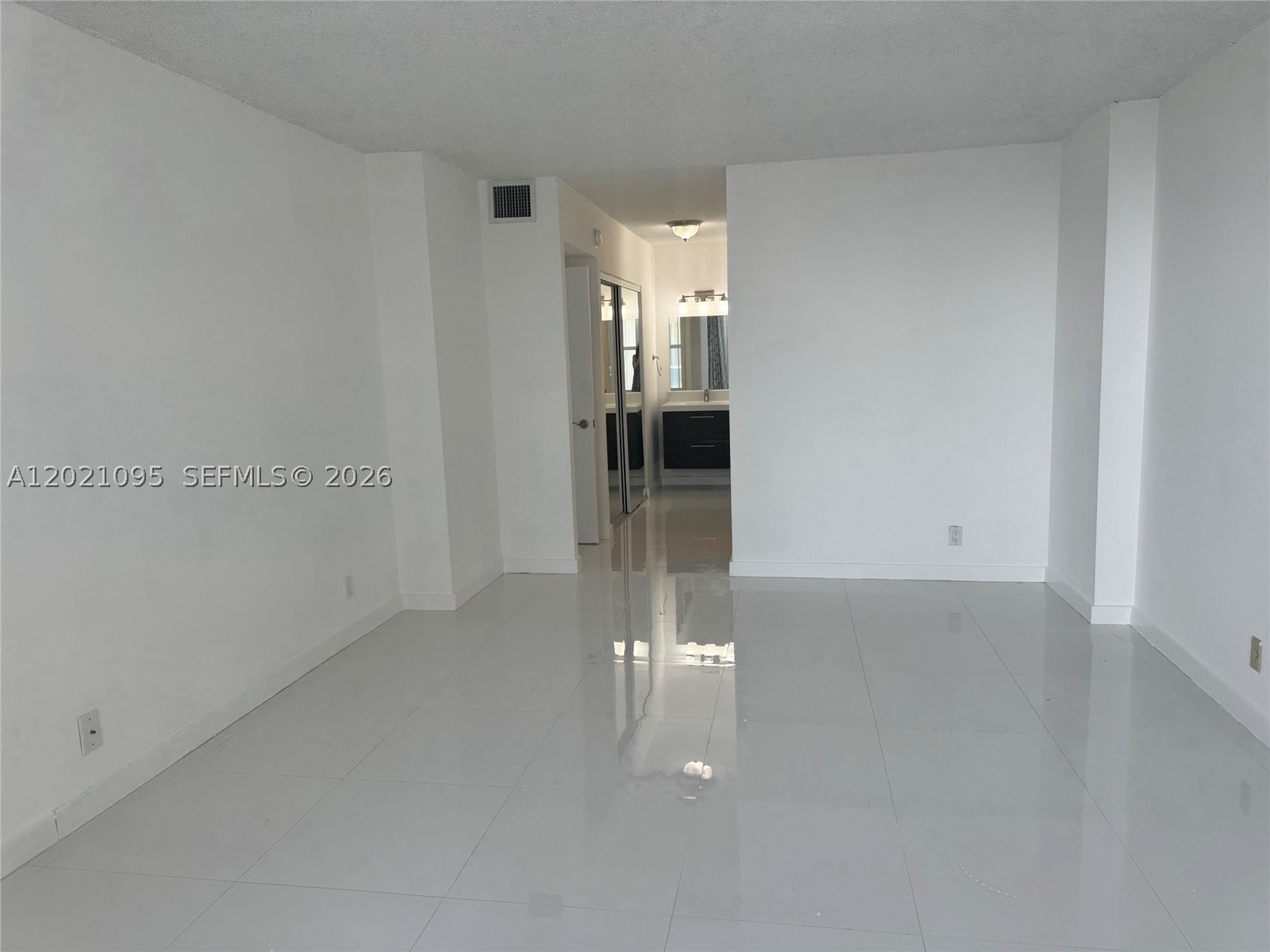 HALLMARK OF HOLLYWOOD CON - Residential