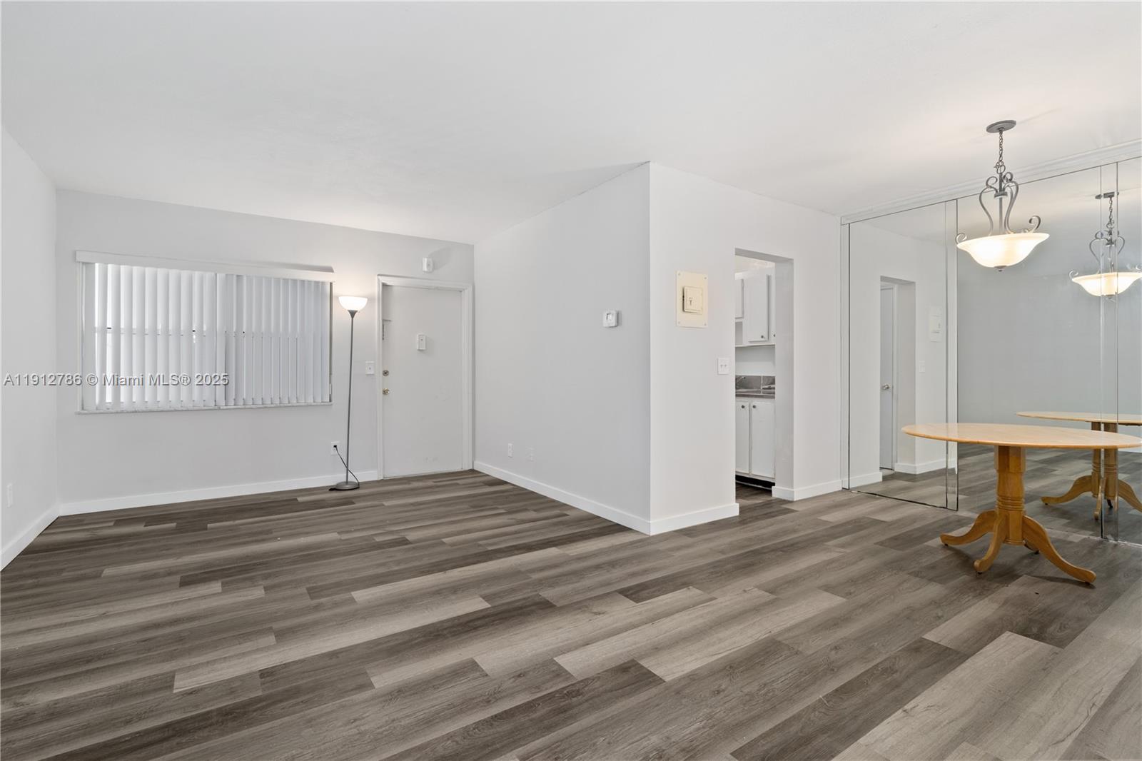 BEAUTIFUL 1/1 CONDO IN THE HEART OF HALLANDALE BEACH. WALKING DISTANCE TO SHOPPING & DINING. MINUTES TO THE BEACH. BRAND NEW KITCHEN. LOW HOA.