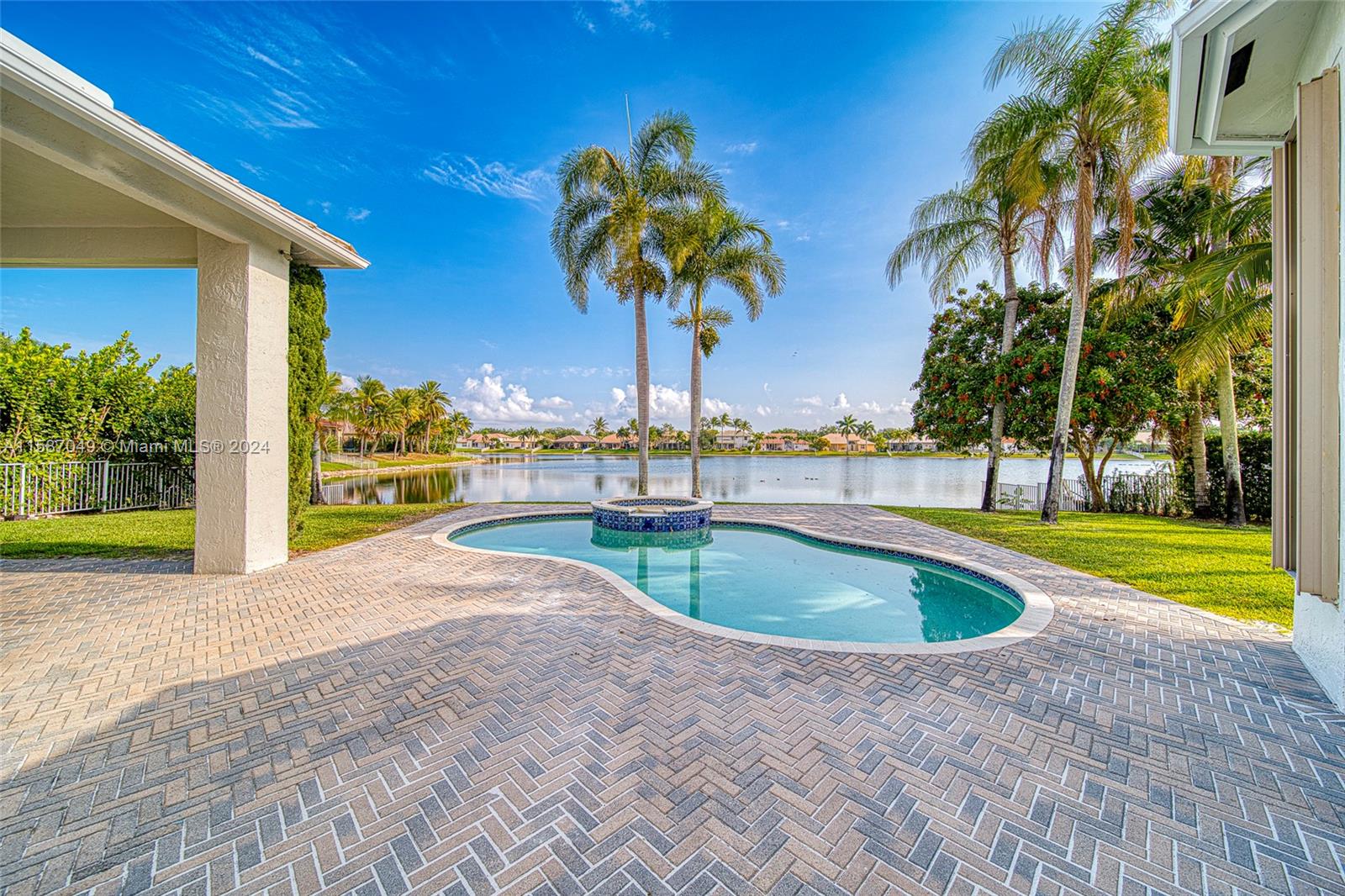 Lakefront, luxury Home at Pembroke Falls.  5 Bedrooms & 3 1/2 Bathrooms. with high ceiling that adds elegance and lighting, the master bedroom is on the first floor and also has another bedroom that can be used as an office or TV room. All bathrooms are updated. marble and laminate waterproof floors, an elegant kitchen with high-end appliances, quartz Countertops, Gas Range w/Grill, a warm and cozy electric fireplace in the family room, a pool with jacuzzi, clubhouse, with sports court and community pool.
 The lease includes cable high-speed Internet.