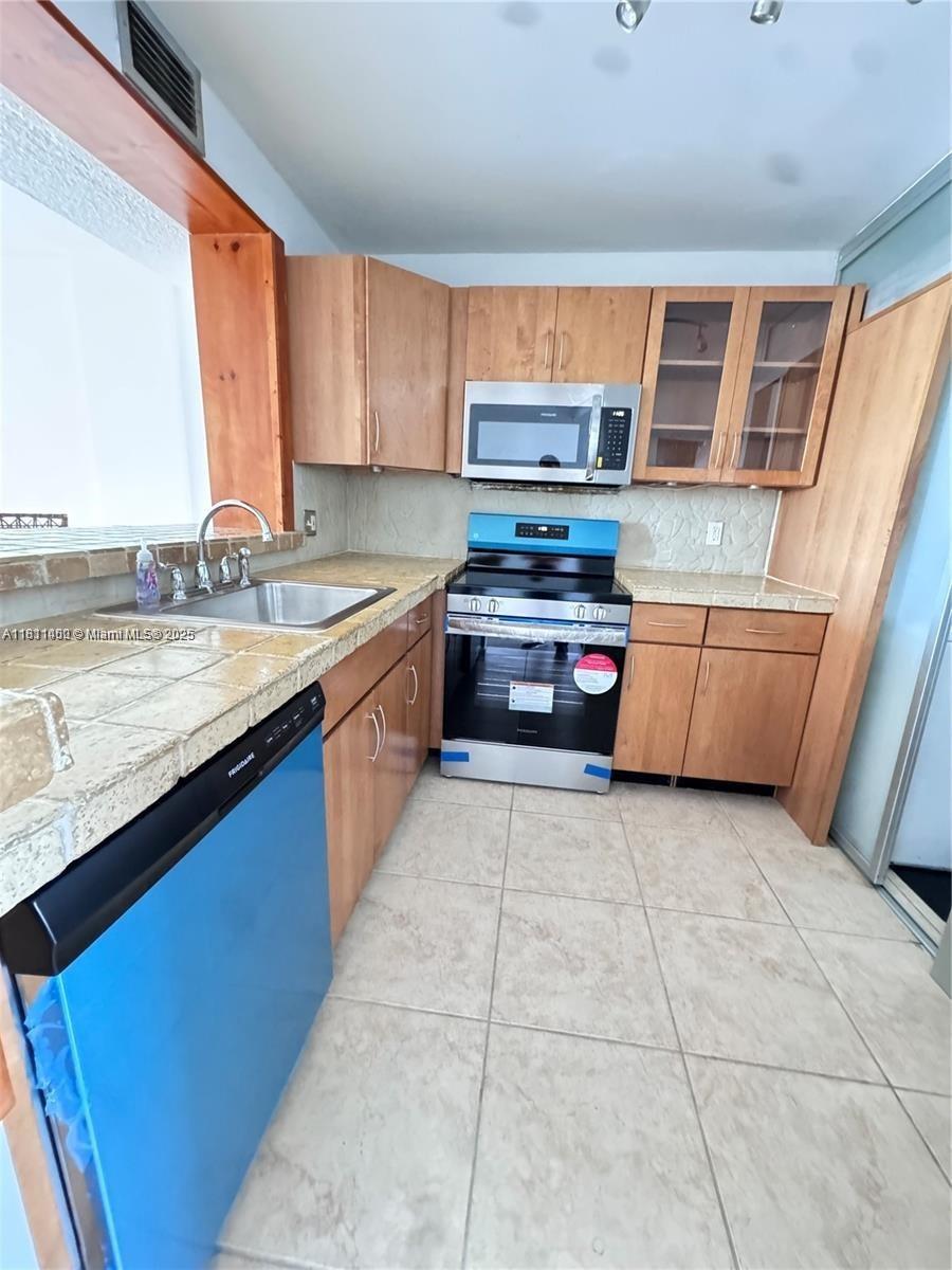 EASTERN SHORES WHITE HOUS - Residential