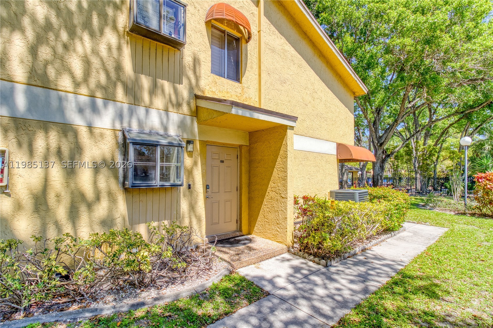 Lovely first-floor 2/1 condo in the peaceful Oakland Forest community in Oakland Park. Fantastic open-concept kitchen with granite countertops and a breakfast nook. The living room opens to the screened patio, perfect for morning coffee or evening drinks. FULL-SIZE WASHER & DRYER IN UNIT! The en suite bathroom has been tastefully updated and connects to the large primary bedroom with a walk-in closet. 2024 AC & 2021 water heater. Residents have access to a community pool, fitness center, tennis courts, and a scenic trail perfect for biking, jogging, or walking throughout Oakland Forest. Ideally situated near major roadways, shopping centers, restaurants, and just a short drive from the beach. Small pets under 20 lbs are permitted. Well-managed association. Special Assessment paid in full!
