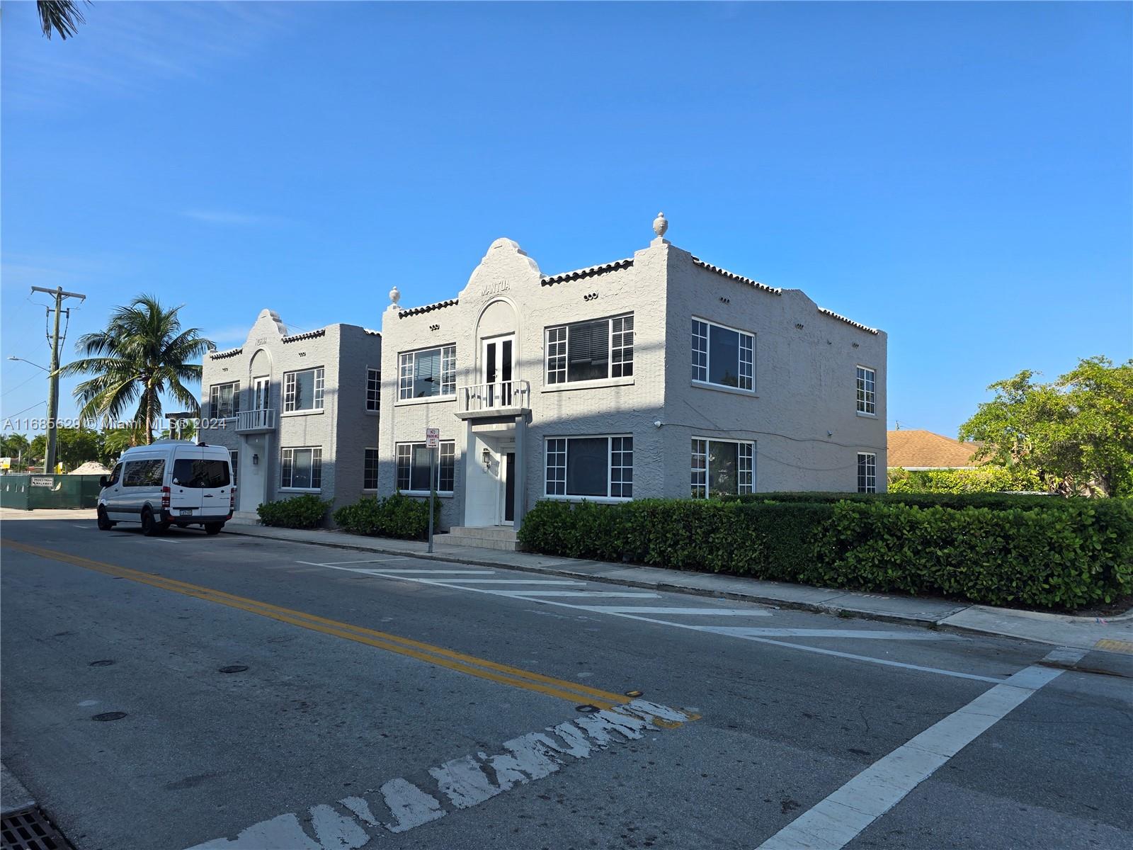 Premium Location in Hollywood Blvd close to the main roundabout where all the Social Live Happens. Could be used as a 2 Bedroom or 1 Bedroom/1 Livingroom. 1 Parking Space Assigned, Water and Trash Included.

Easy to Show, Lockbox empty Unit