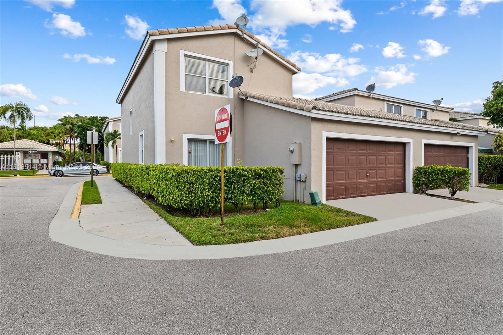 KENSINGTON MANOR - Residential Lease
