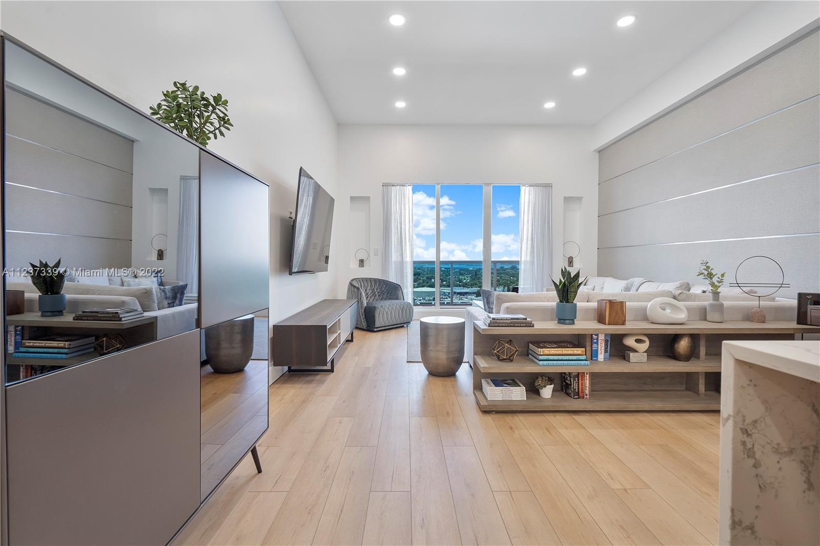 RONEY PALACE CONDO - Residential Lease