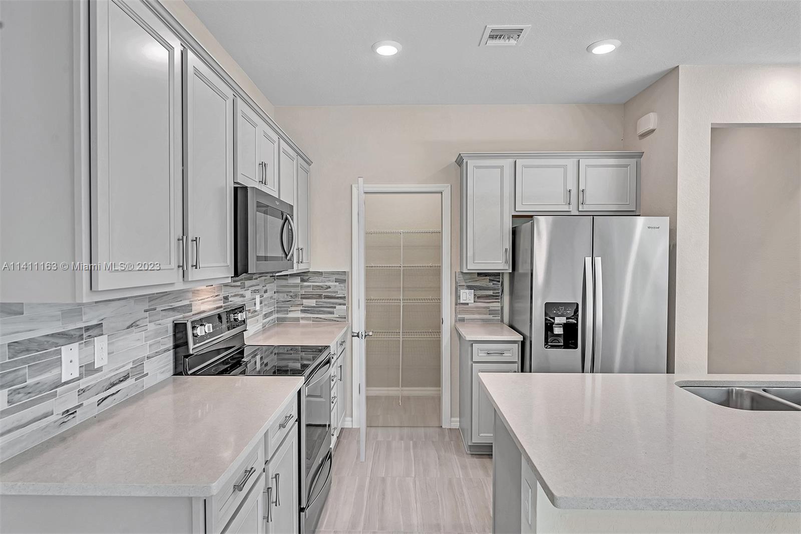 HILLCREST COUNTRY CLUB SO - Residential Lease