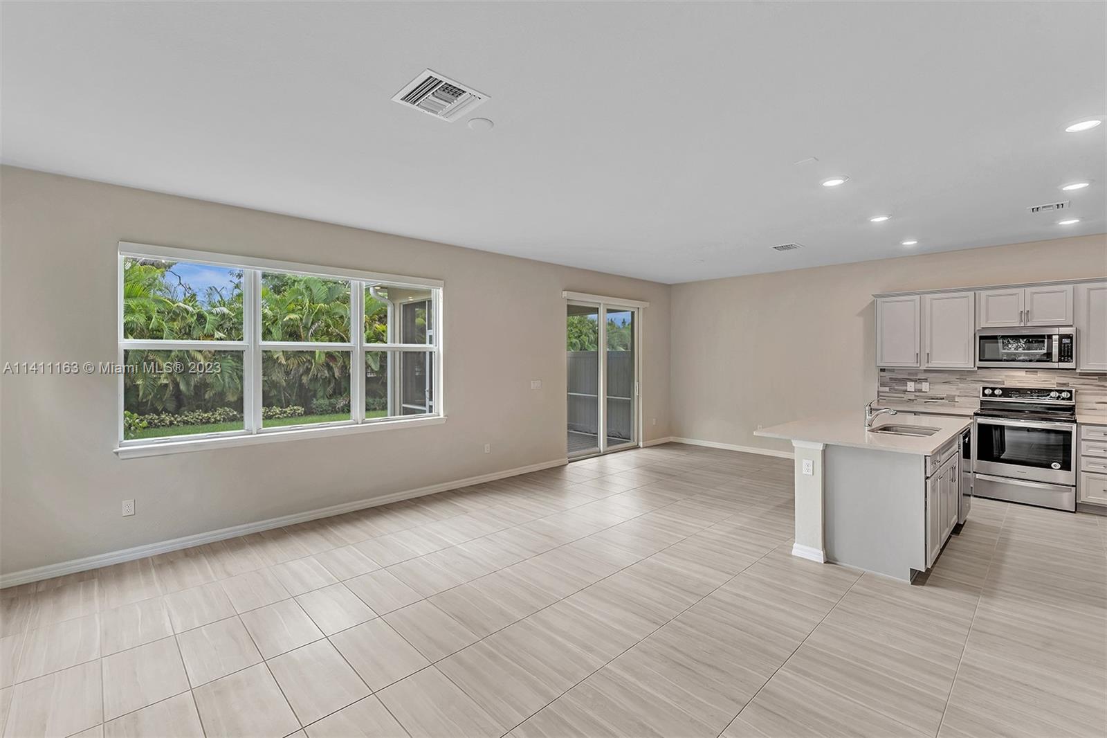 HILLCREST COUNTRY CLUB SO - Residential Lease