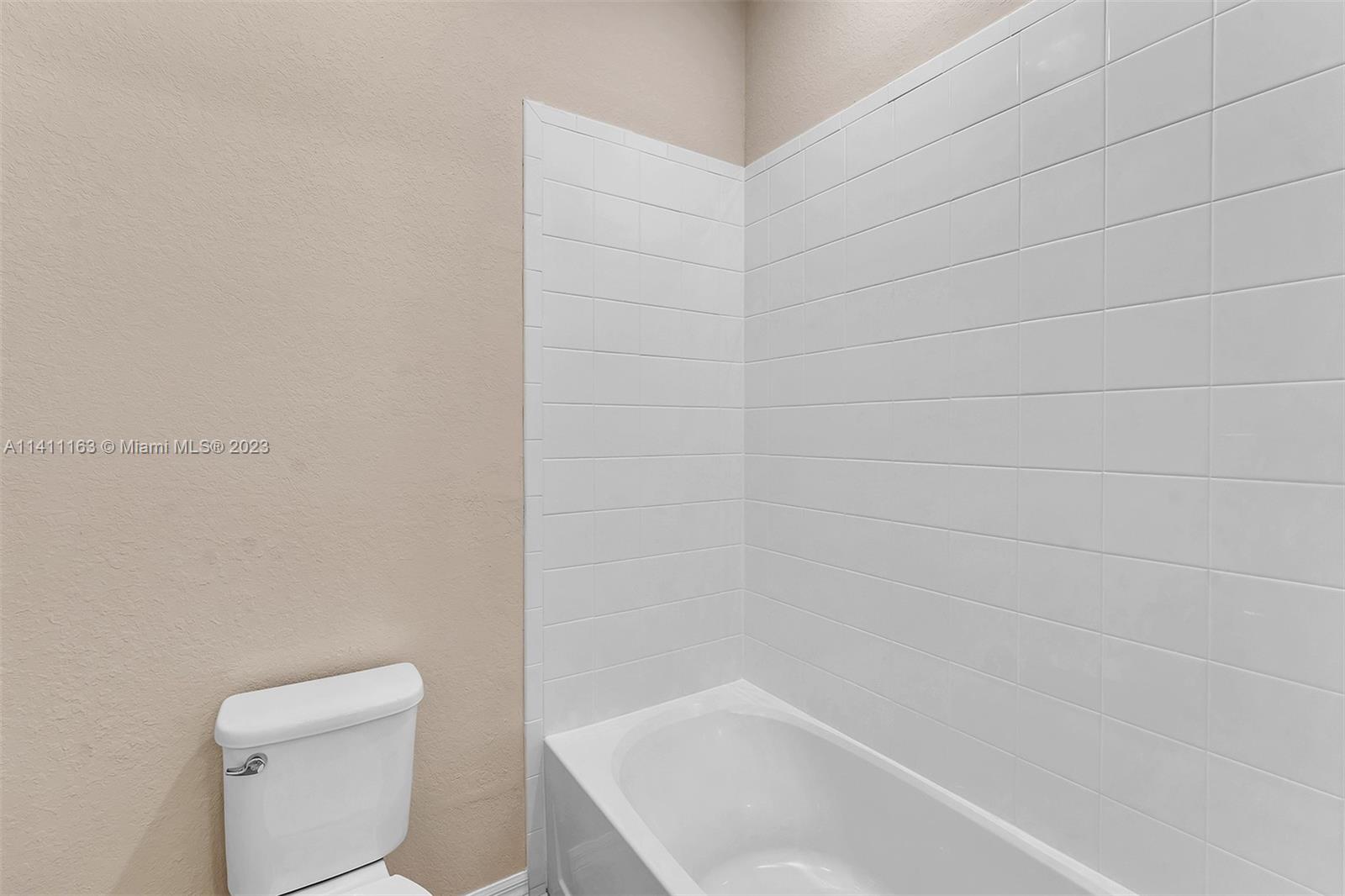 HILLCREST COUNTRY CLUB SO - Residential Lease