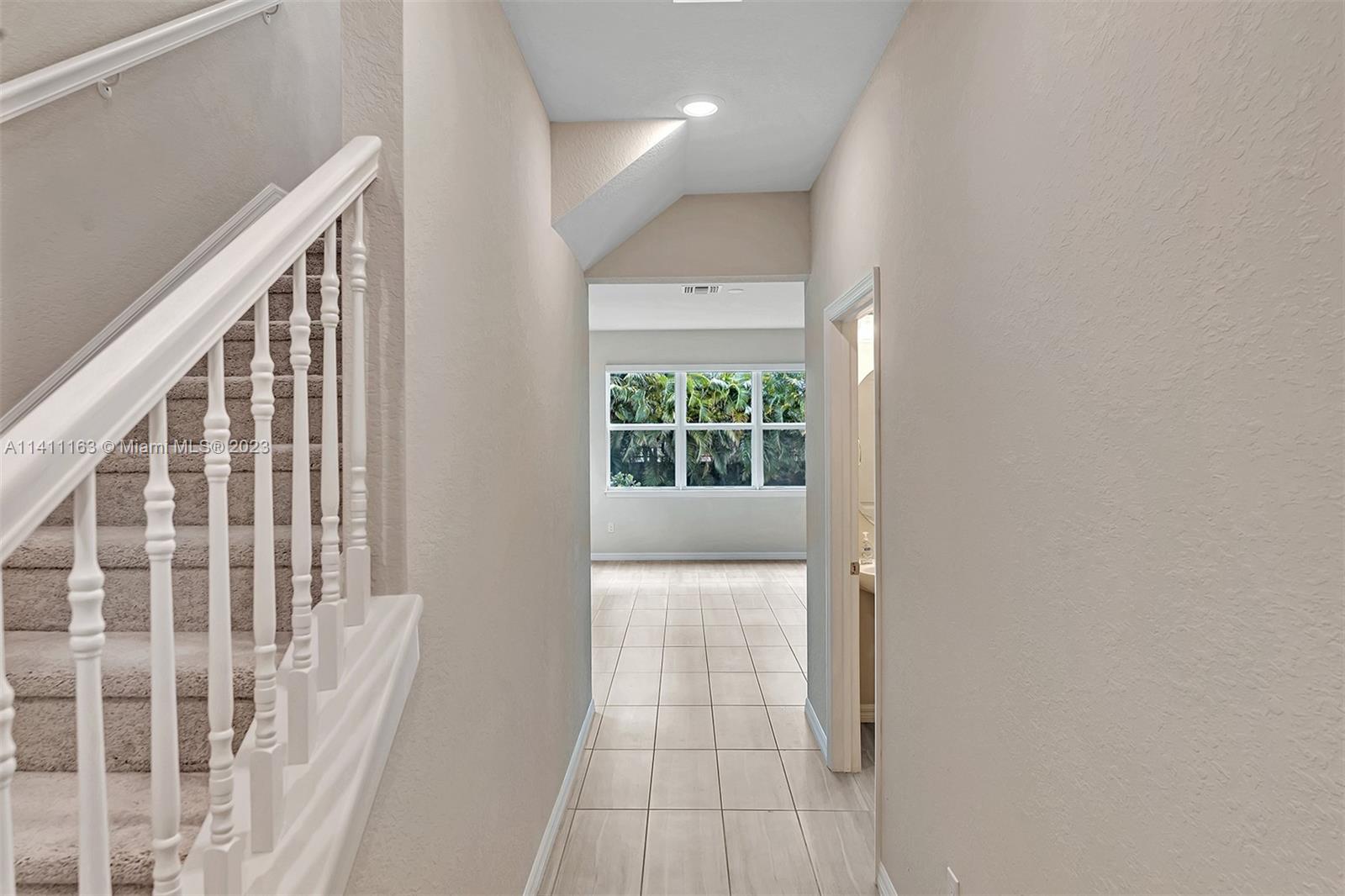 HILLCREST COUNTRY CLUB SO - Residential Lease