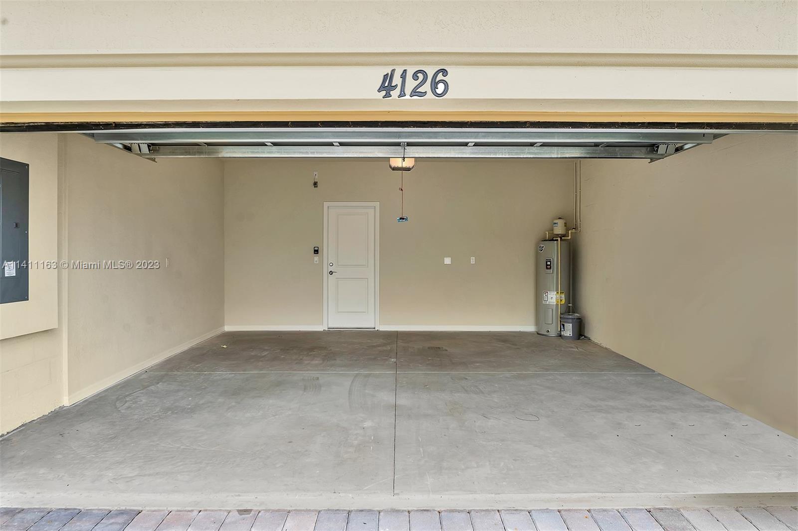 HILLCREST COUNTRY CLUB SO - Residential Lease