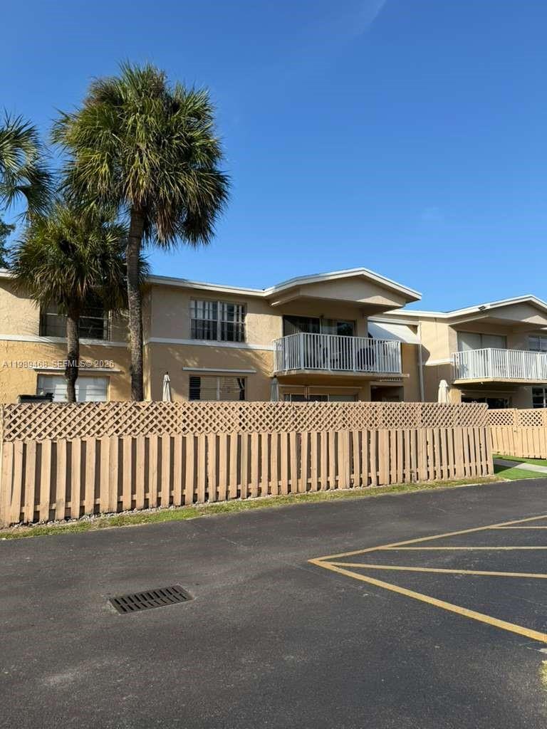 DORAL GARDENS GATED COMMUNITY IN THE HEART OF DORAL. 2 BED, 2 BATHS, NICE KITCHEN, WASHER AND DRYER INSIDE THE UNIT. FOR SHOWING, PLEASE USE SHOWING ASSIST. Its TENANT OCCUPIED 24H NOTICED