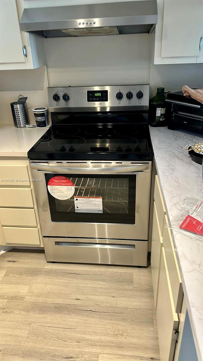 INVESTORS! 1-bedroom 1-bathroom in the last floor with great views and privacy. Features In-Unit Washer&Dryer, ample Master Bedroom, New Refrigerator, New Electric stove with oven, new AC 2022, 2 cars parking . Las Vistas is a condo located in Downtown Doral and is a gated community. Enjoy access to amenities: 4 Pools, 3 Tennis courts, a Racket Ball court, Gym, Clubhouse & free services like Freebee & Fumigation. Just steps away from trendy Restaurants, Shops, Top-rated Schools, Golf courses, Library, Parks, Art Museum, Supermarket, Health center, this location offers unbeatable walkability. Low HOA & Pet Friendly. Tenant occupied until 14/Nov 2026 paying a good rent.