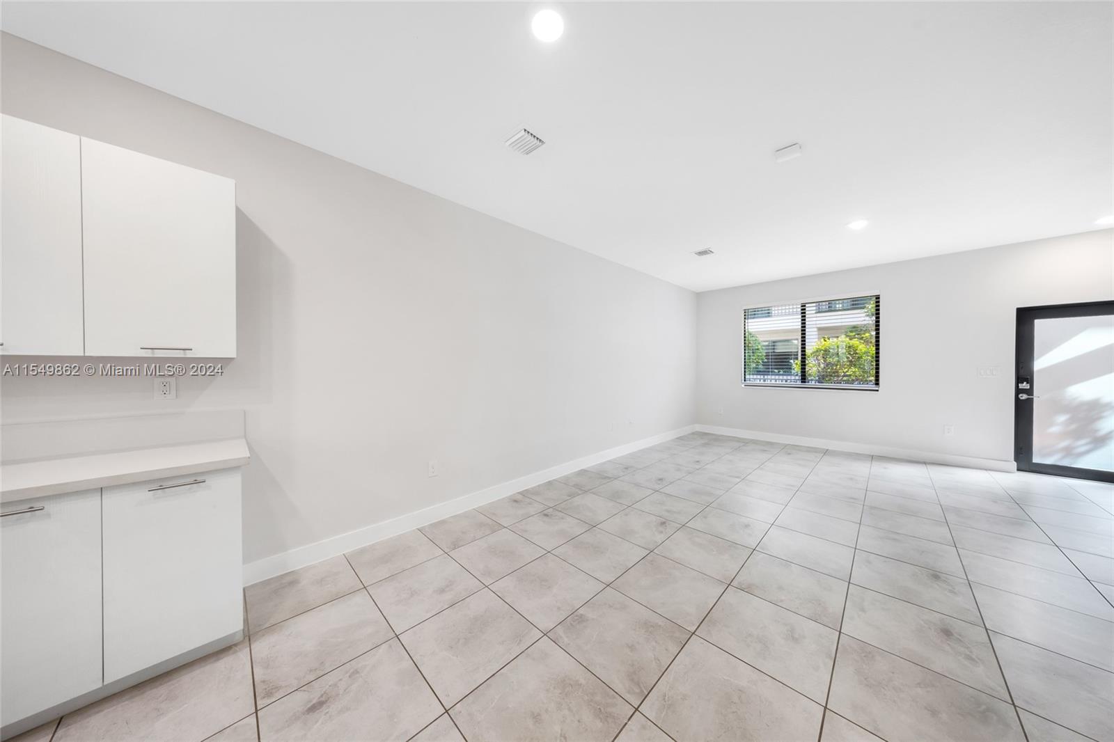 DOWNTOWN DORAL SOUTH PHAS - Residential Lease