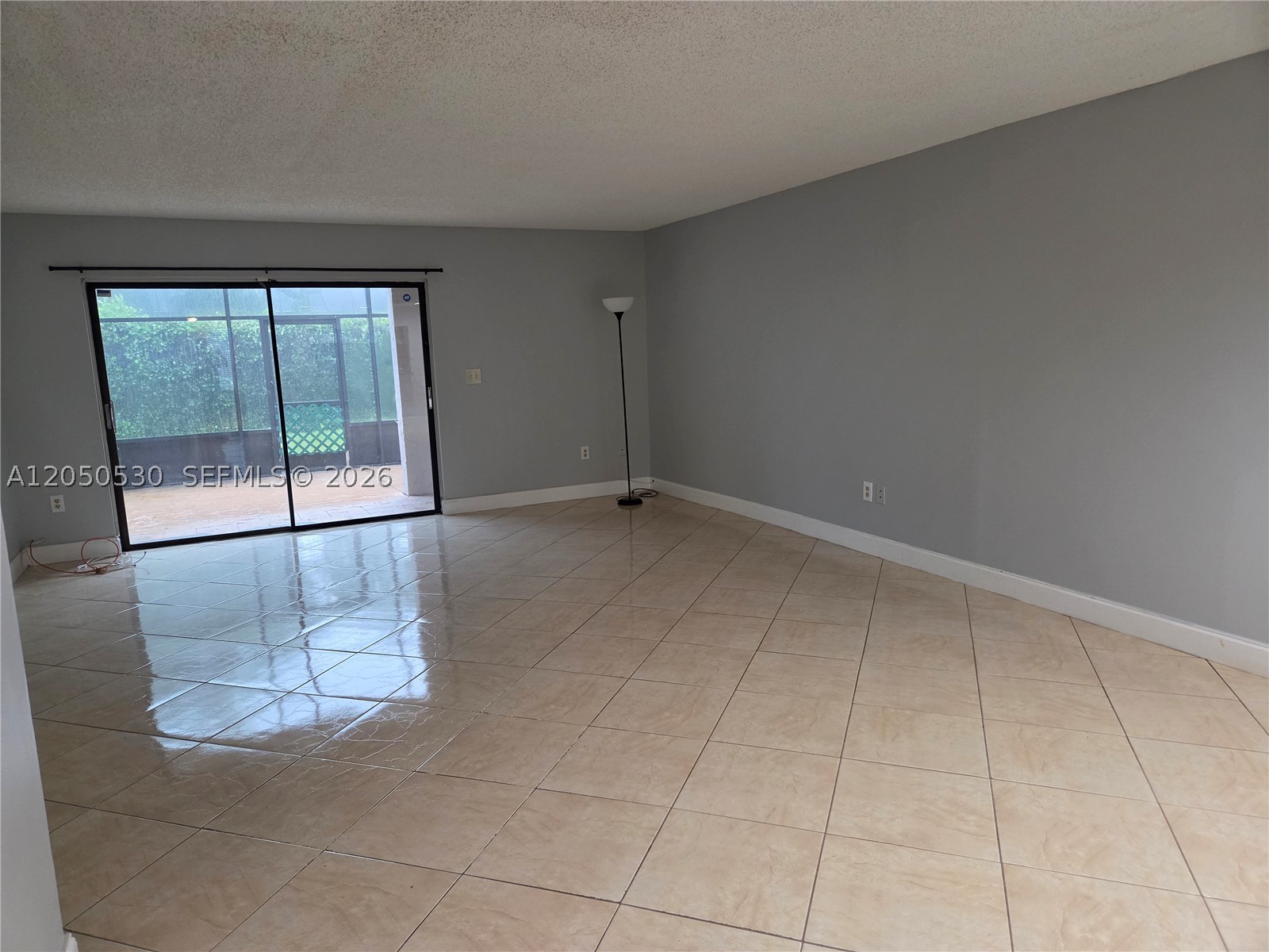 Great location, Close to Schools, Supermarkets, Banks, Turnpike, Palmetto, Miami International Airport, etc. Good
size bedrooms with private bath and balcony each one. New renovated Bathrooms. Stainless steel appliances, Granite kitchen, screen patio, pool, tennis court.