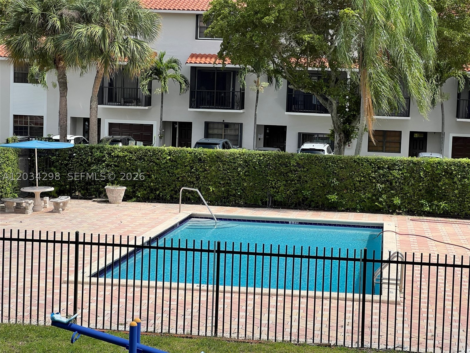 BANYAN TREE SIX CONDO - Residential