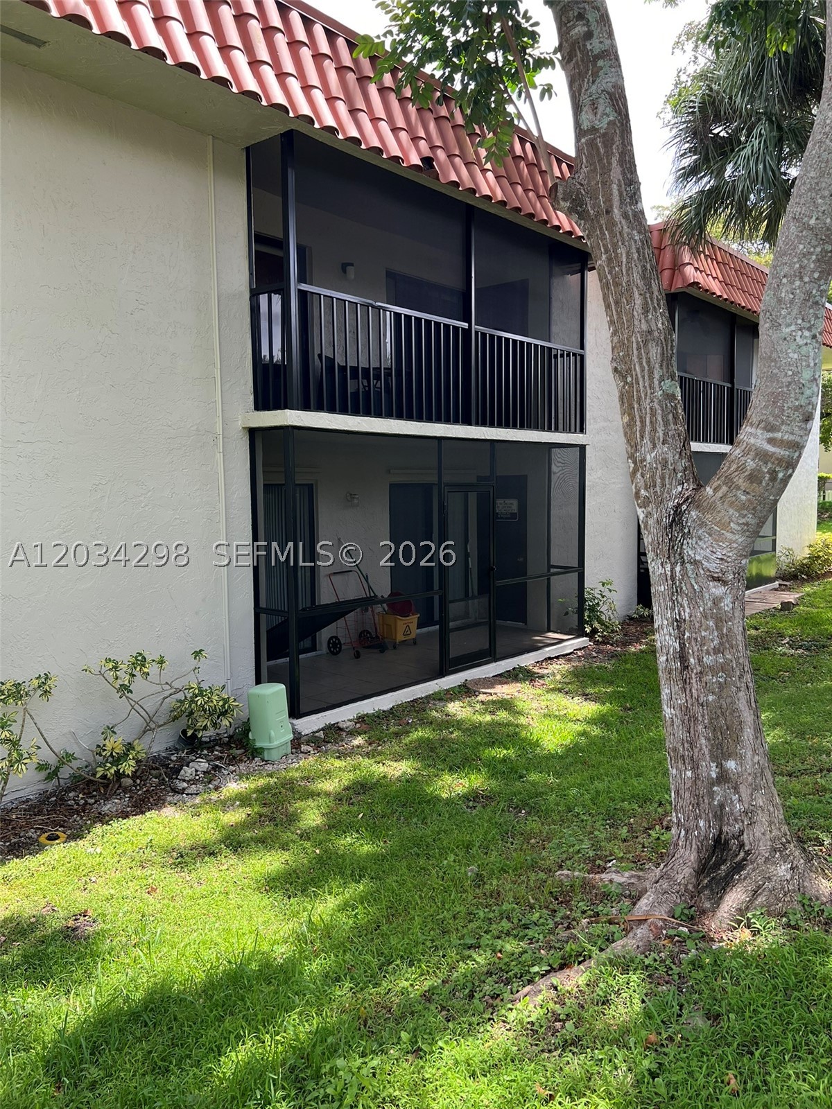 BANYAN TREE SIX CONDO - Residential