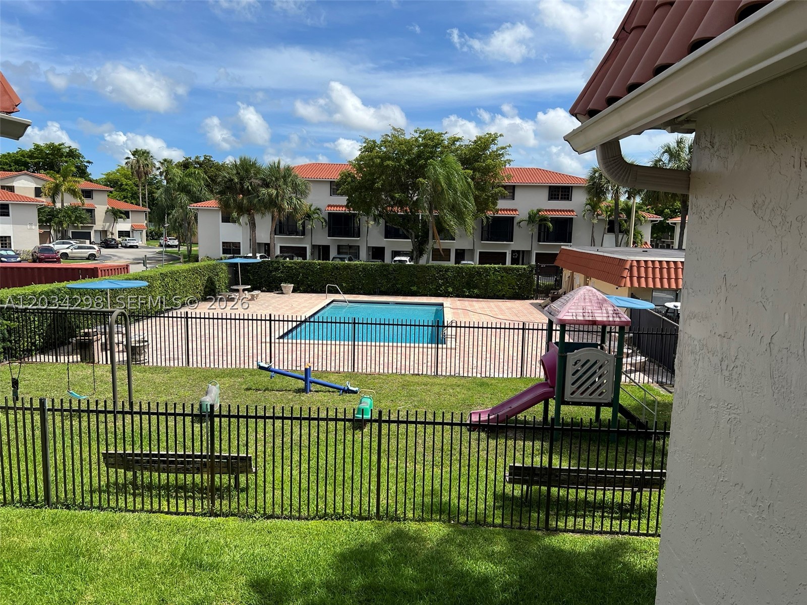BANYAN TREE SIX CONDO - Residential
