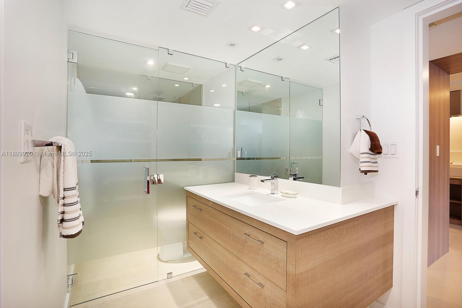 BRICKELL PLACE CONDO - Residential Lease