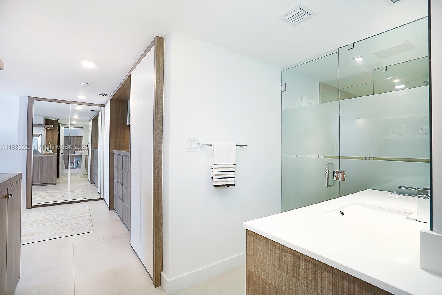 BRICKELL PLACE CONDO - Residential Lease