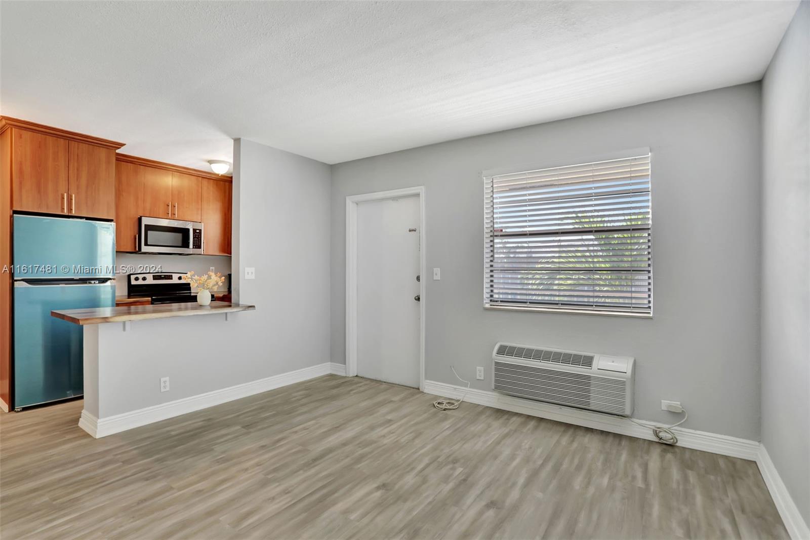 EL SOL AT MAIN STREET CON - Residential Lease