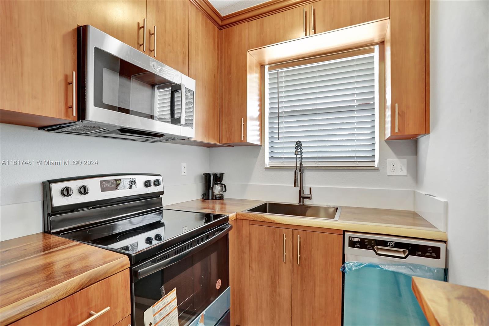 EL SOL AT MAIN STREET CON - Residential Lease