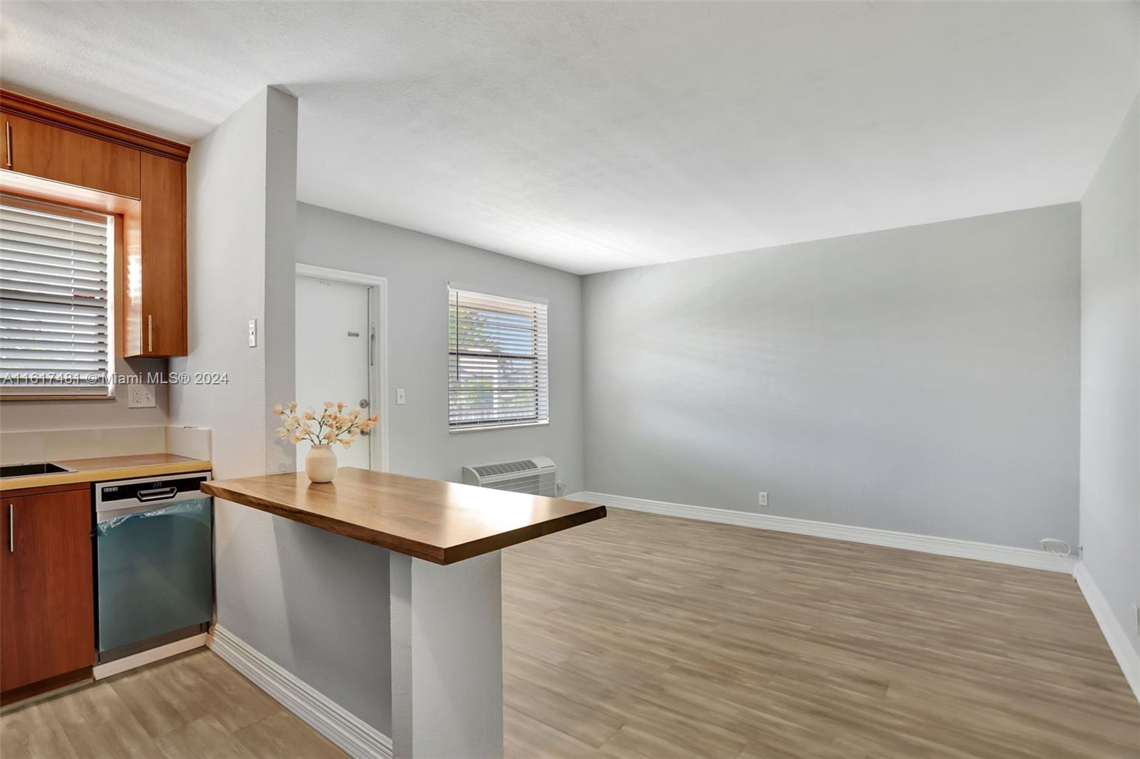 EL SOL AT MAIN STREET CON - Residential Lease