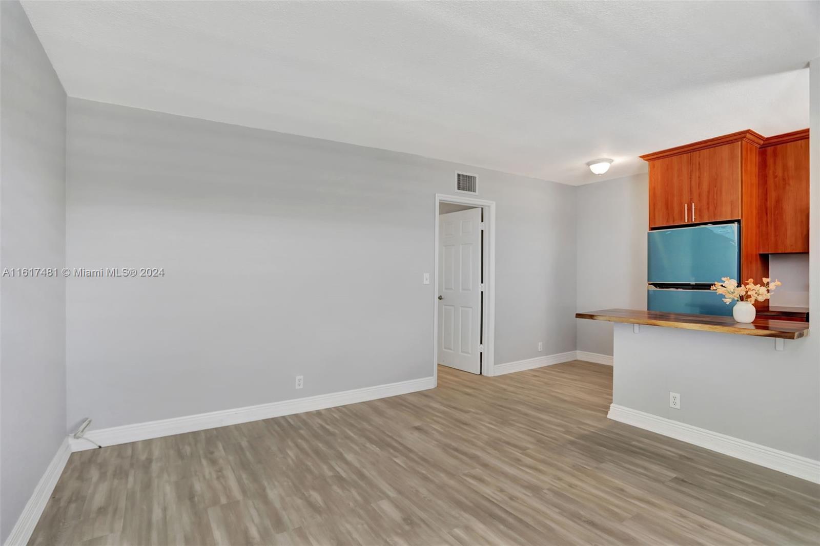 EL SOL AT MAIN STREET CON - Residential Lease