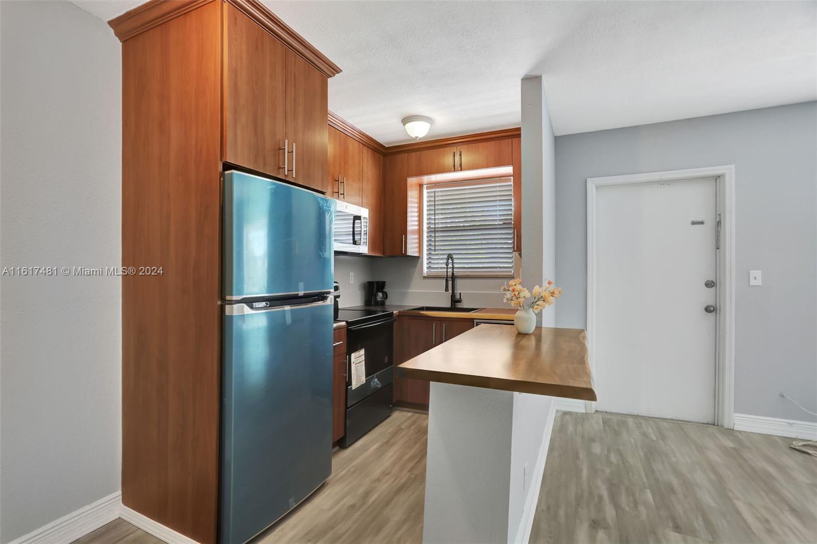 EL SOL AT MAIN STREET CON - Residential Lease