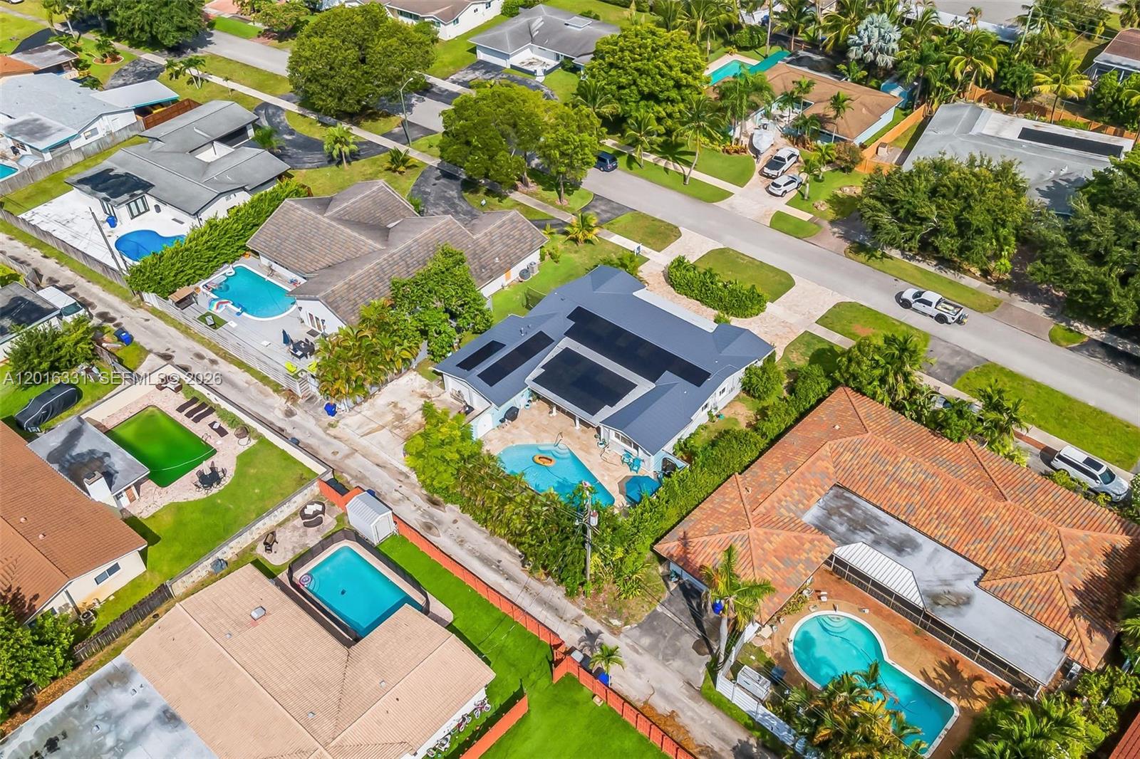 HOLLYWOOD HILLS - Residential