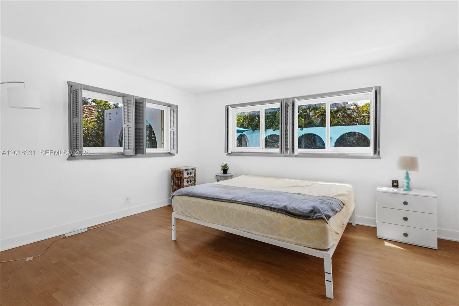 HOLLYWOOD HILLS - Residential